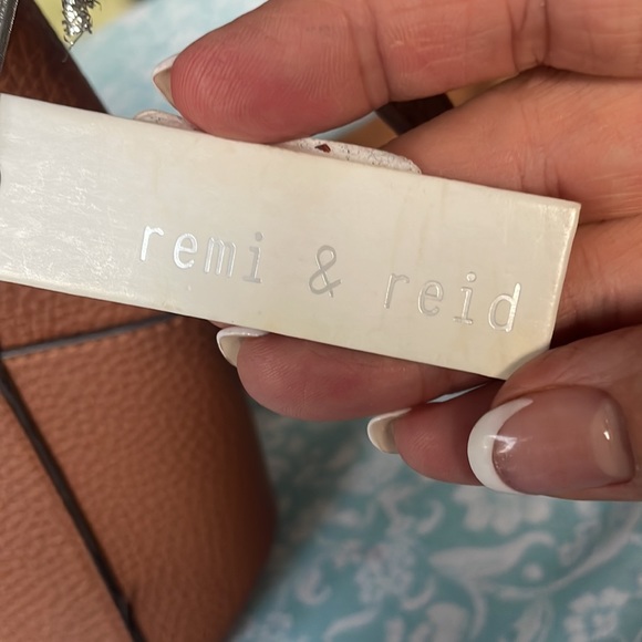 remi & reid Cute Mini Bucket Crossbody Bag in Tan Brown Vegan Leather w/Pouch - Picture 4 of 15